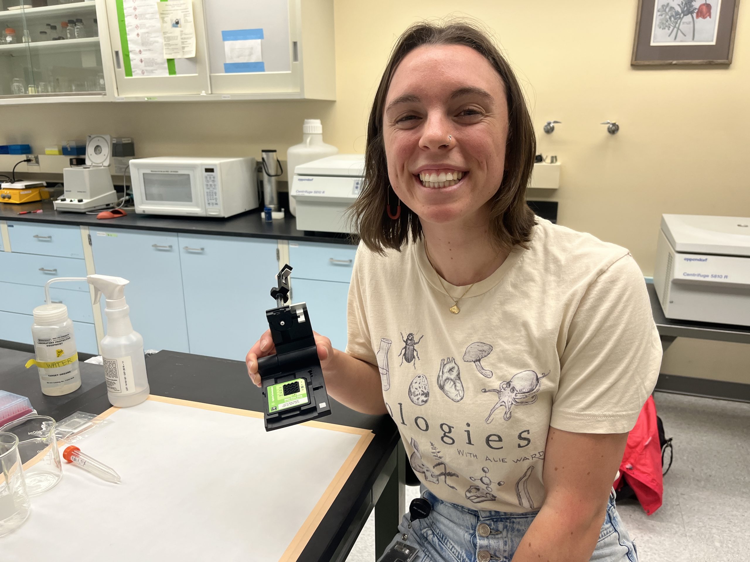 Zoe at NLGRP demonstrates RNA pico extraction chip. Photo by Katie Heineman.